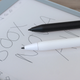 Il Nova Air utilizza la tecnologia stilo di Wacom, il che significa che la penna non ha mai bisogno di essere caricata, e funziona con gli stili di altri tablet e dispositivi Wacom se si preferisce un design diverso.